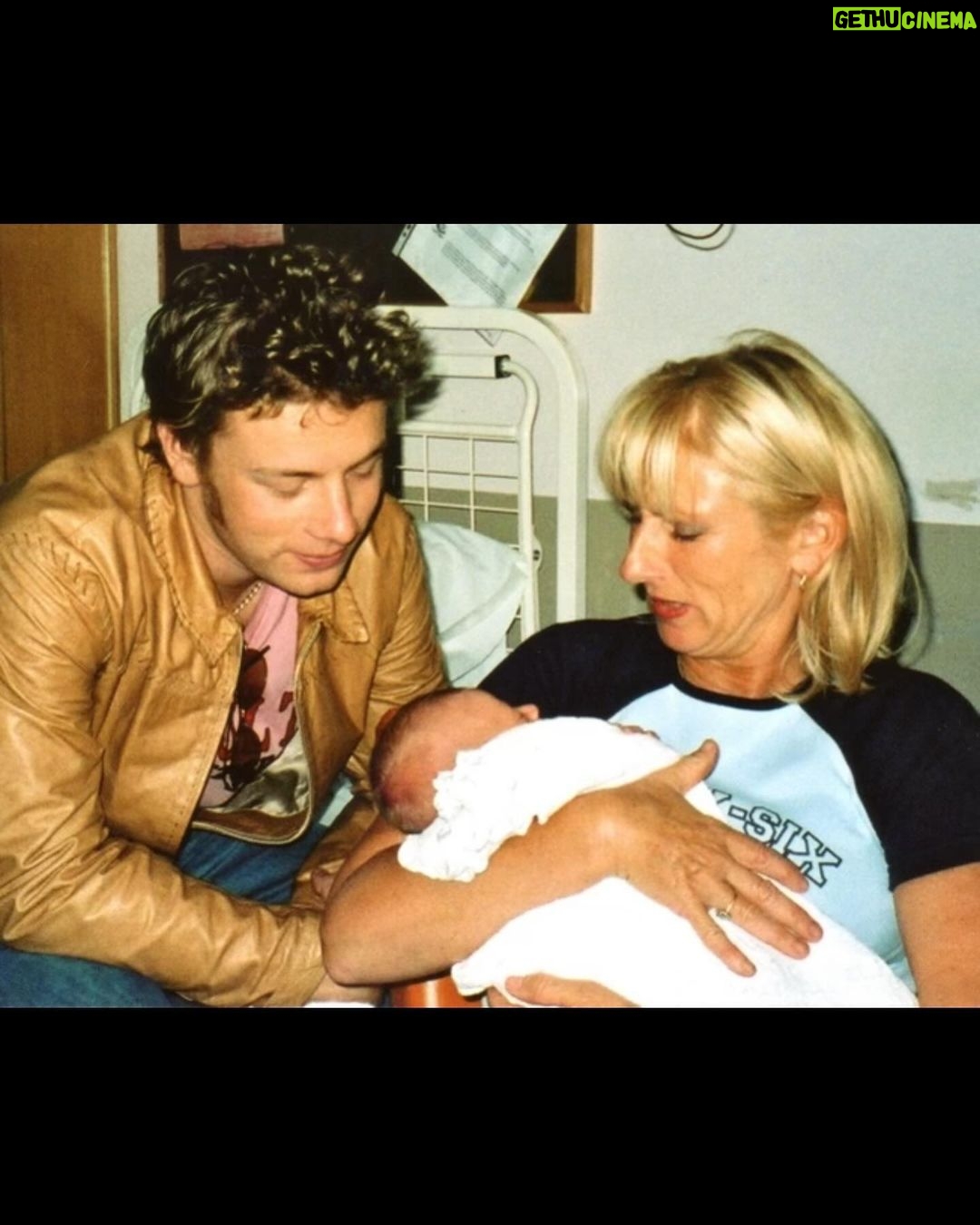 Jamie Oliver Instagram - Happy Mother’s Day to all mums out there but of course my own shining sparkling star my mum Sally Oliver ♥️ thanks mum you are amazing and I love you so much thanks for all the good times….I’m always so grateful for a loving childhood and wonderful memories…..love you mum ….see you soon jox x x Happy Mothers Day
