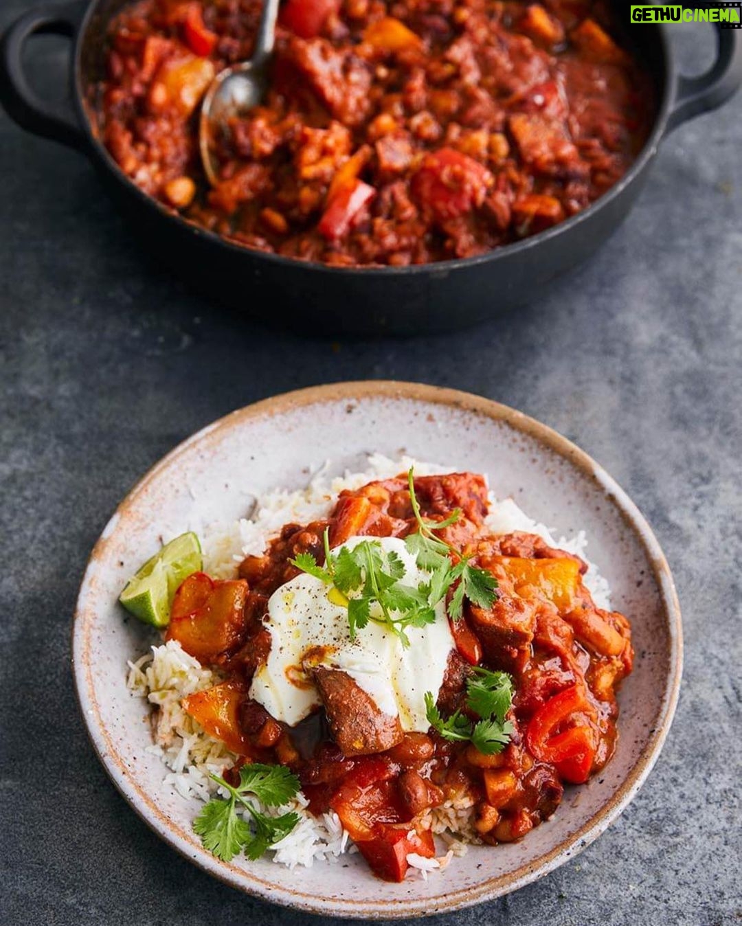Jamie Oliver Instagram - If like me you’re a super busy and short on cooking time I’ve created a 4 week budget friendly meal plan just for you !! It’s packed with loads of comforting recipes to help you save money, reduce waste and enjoy properly delicious food !! A real game changer !! What are you waiting for hit the link in my bio to get it now x x x #mealprep #dinnerideas #budgetfriendly