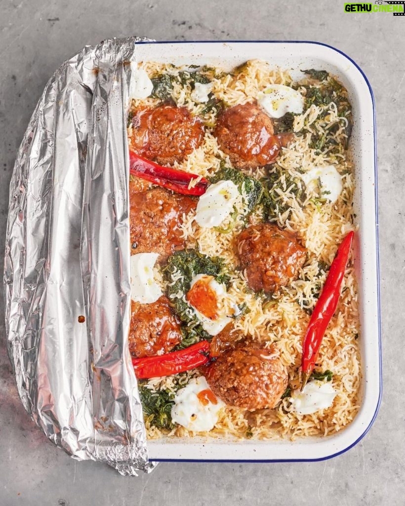 Jamie Oliver Instagram - If like me you’re a super busy and short on cooking time I’ve created a 4 week budget friendly meal plan just for you !! It’s packed with loads of comforting recipes to help you save money, reduce waste and enjoy properly delicious food !! A real game changer !! What are you waiting for hit the link in my bio to get it now x x x #mealprep #dinnerideas #budgetfriendly