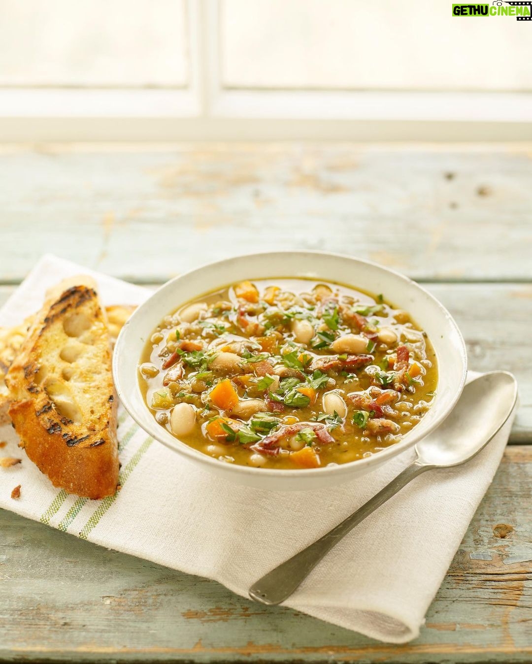 Jamie Oliver Instagram - If like me you’re a super busy and short on cooking time I’ve created a 4 week budget friendly meal plan just for you !! It’s packed with loads of comforting recipes to help you save money, reduce waste and enjoy properly delicious food !! A real game changer !! What are you waiting for hit the link in my bio to get it now x x x #mealprep #dinnerideas #budgetfriendly