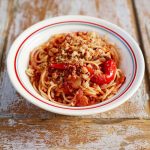 Jamie Oliver Instagram - If like me you’re a super busy and short on cooking time I’ve created a 4 week budget friendly meal plan just for you !! It’s packed with loads of comforting recipes to help you save money, reduce waste and enjoy properly delicious food !! A real game changer !! What are you waiting for hit the link in my bio to get it now x x x #mealprep #dinnerideas #budgetfriendly