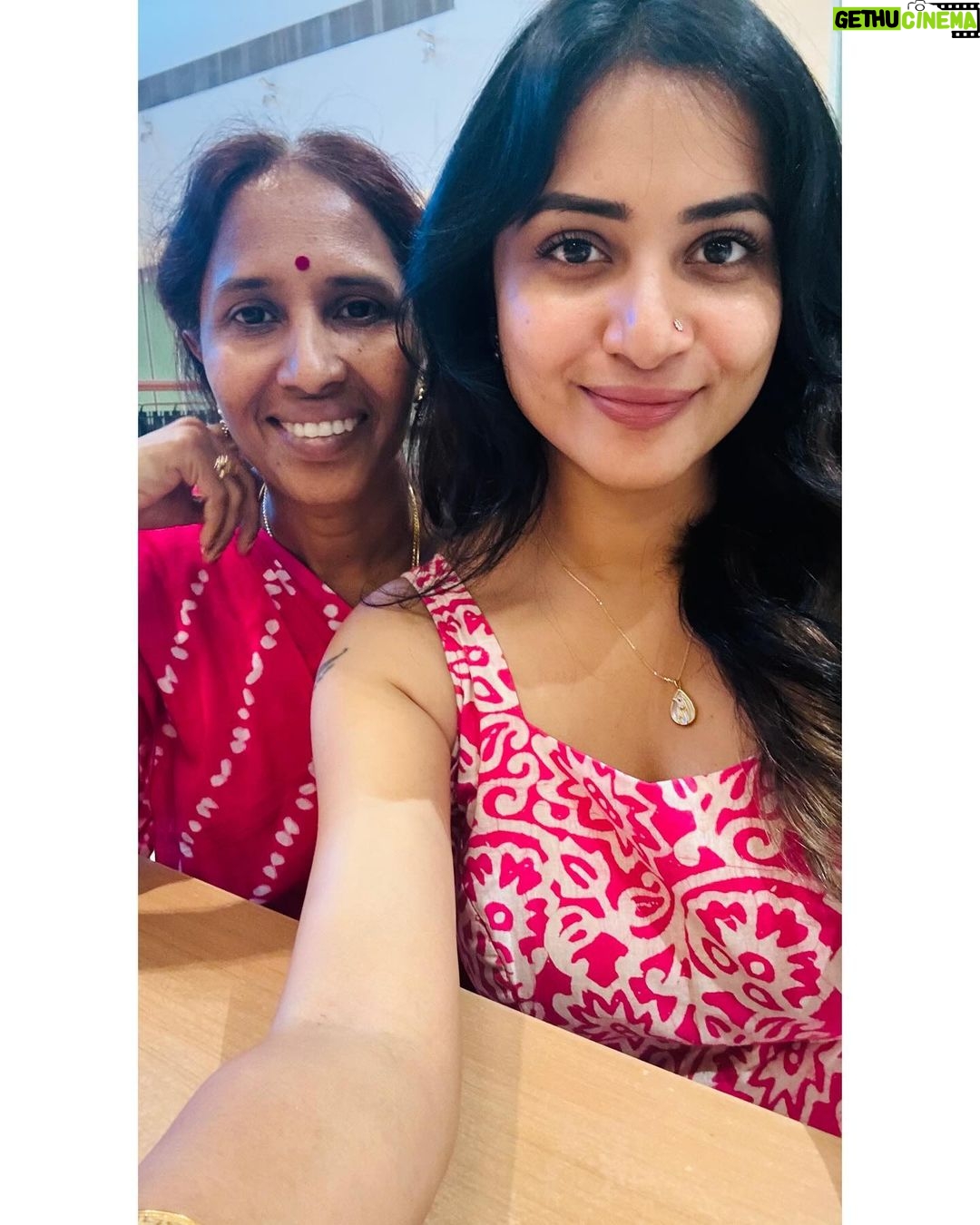 Janani Ashok Kumar Instagram - “அம்மா”- என் உயிருள்ள மூன்றெழுத்துக் கவிதை..! Chennai, India