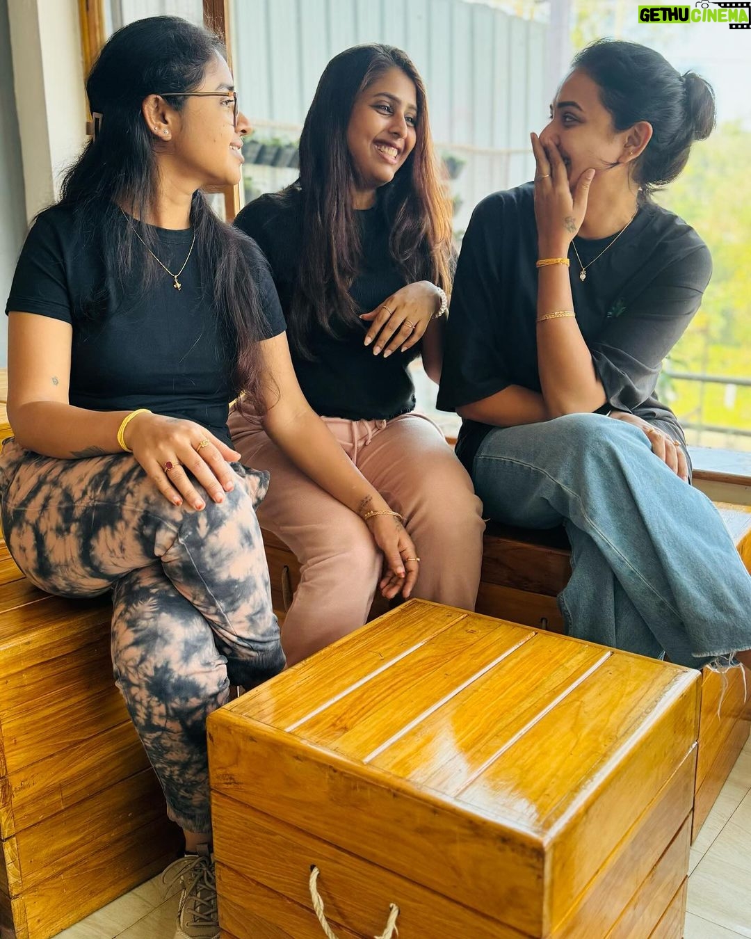 Janani Ashok Kumar Instagram - The most beautiful things in life are not things. They’re people and places, memories and pictures. They’re feelings and moments and smiles and laughter. - 🥹🫶🏼✨💫🧿🫠 Silvertip Cafe & Homestay