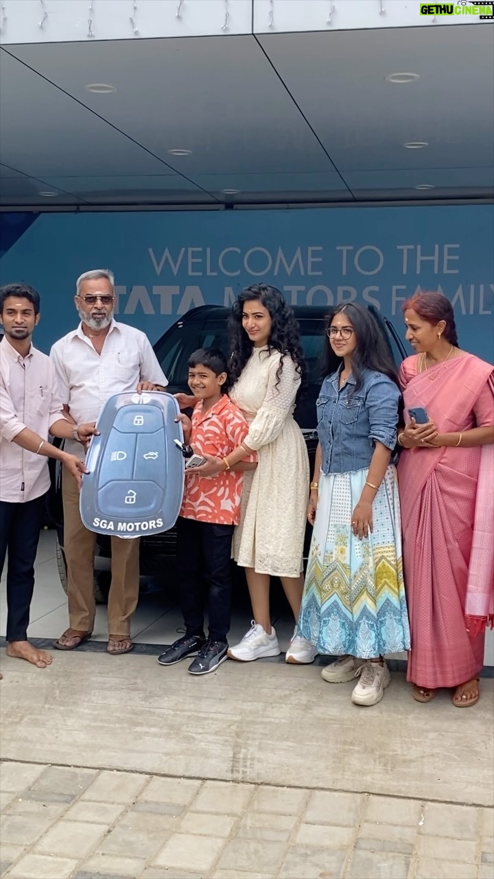 Janani Ashok Kumar Instagram - I’m finally Smiling For Me Again ☺️ My 20 year old self wouldn’t have believed this would happen some day..! Now I tell myself, “DARE TO LIVE THE LIFE YOU HAVE DREAMED FOR YOURSELF. GO FORWARD AND MAKE YOUR DREAMS COME TRUE.” What more can I ask for than this beautiful family & friends who celebrate every phase of my life. Thank you universe for everything 🙃✨💫 🧿 🙏🏼🫶🏼 #newcar #tataharrier #newyear #newhorizons #sameoldme #thankyouuniverse Coimbatore, Tamil Nadu