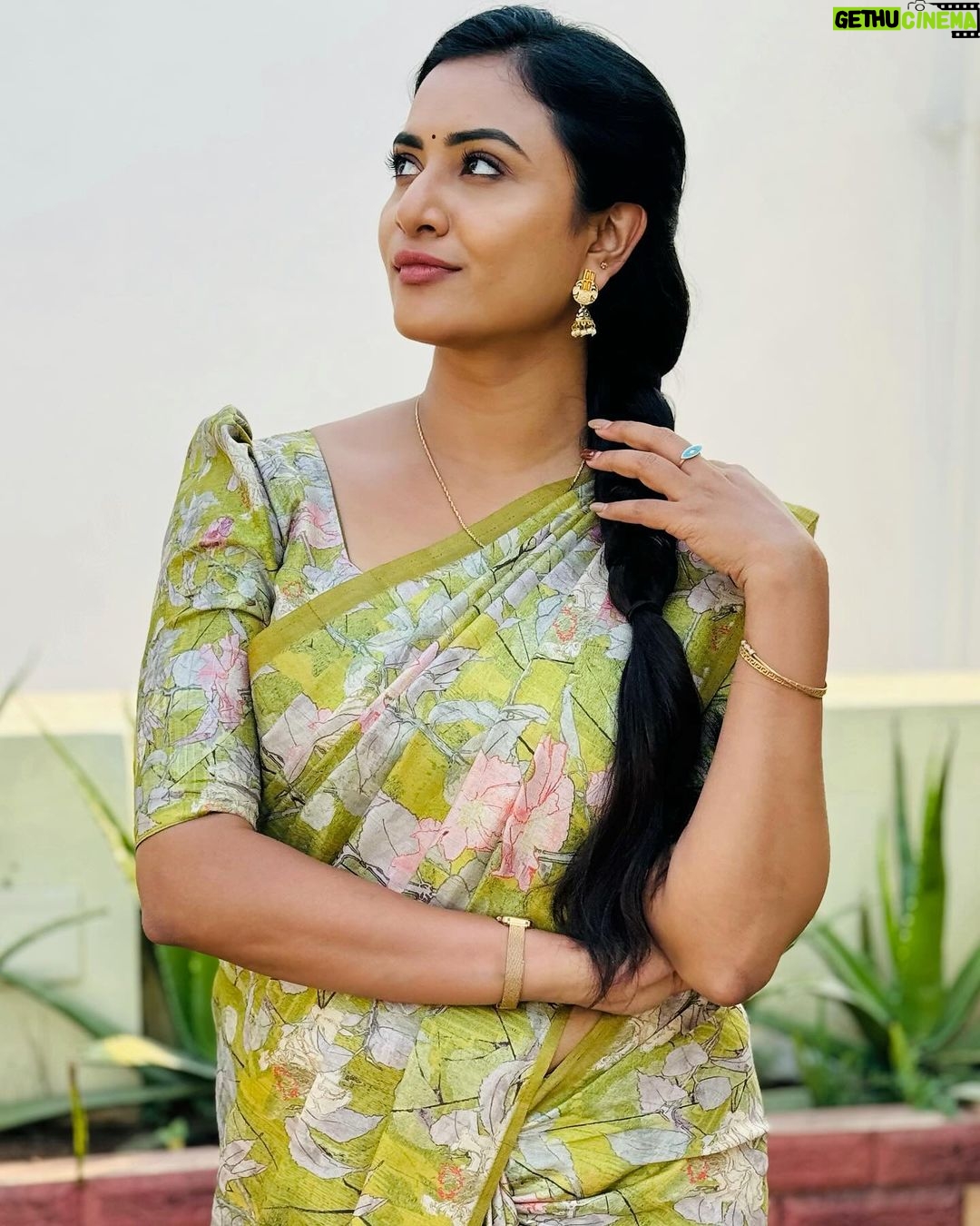 Janani Ashok Kumar Instagram - Run towards Love you’ll never regret it ✨💫🤍 - Saree: @bharanisilks Blouse: @santhanalakshmiashok 📸: @vahitha.begam.5492 Chennai, India