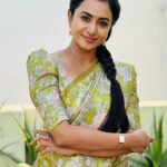 Janani Ashok Kumar Instagram - Run towards Love you’ll never regret it ✨💫🤍 - Saree: @bharanisilks Blouse: @santhanalakshmiashok 📸: @vahitha.begam.5492 Chennai, India