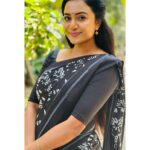 Janani Ashok Kumar Instagram - Loving this woman more than me #beingbharathi #idhayam #zeetamil - 📸: @dhachayani44 Saree: @chettinad_sarees Chennai, India