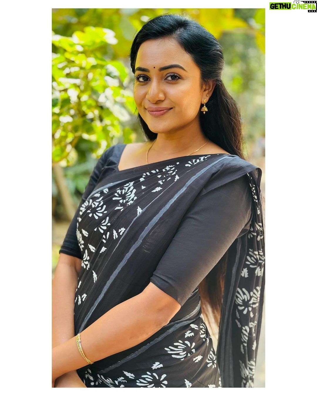 Janani Ashok Kumar Instagram - Loving this woman more than me #beingbharathi #idhayam #zeetamil - 📸: @dhachayani44 Saree: @chettinad_sarees Chennai, India