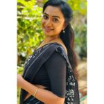 Janani Ashok Kumar Instagram - Loving this woman more than me #beingbharathi #idhayam #zeetamil - 📸: @dhachayani44 Saree: @chettinad_sarees Chennai, India