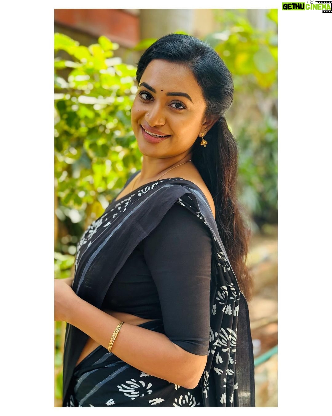 Janani Ashok Kumar Instagram - Loving this woman more than me #beingbharathi #idhayam #zeetamil - 📸: @dhachayani44 Saree: @chettinad_sarees Chennai, India