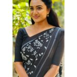 Janani Ashok Kumar Instagram - Loving this woman more than me #beingbharathi #idhayam #zeetamil - 📸: @dhachayani44 Saree: @chettinad_sarees Chennai, India