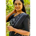 Janani Ashok Kumar Instagram - Loving this woman more than me #beingbharathi #idhayam #zeetamil - 📸: @dhachayani44 Saree: @chettinad_sarees Chennai, India