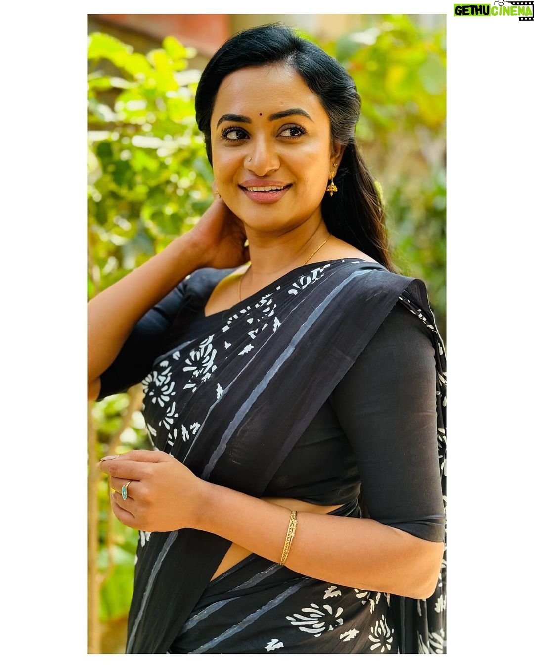 Janani Ashok Kumar Instagram - Loving this woman more than me #beingbharathi #idhayam #zeetamil - 📸: @dhachayani44 Saree: @chettinad_sarees Chennai, India