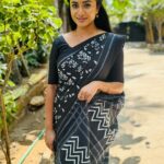 Janani Ashok Kumar Instagram - உன் காதலால் என்னுள் நூறு கனா ☺️🫠❤️🫶🏼 Saree: @chettinad_sarees 📸 : @dhachayani44 Chennai, India