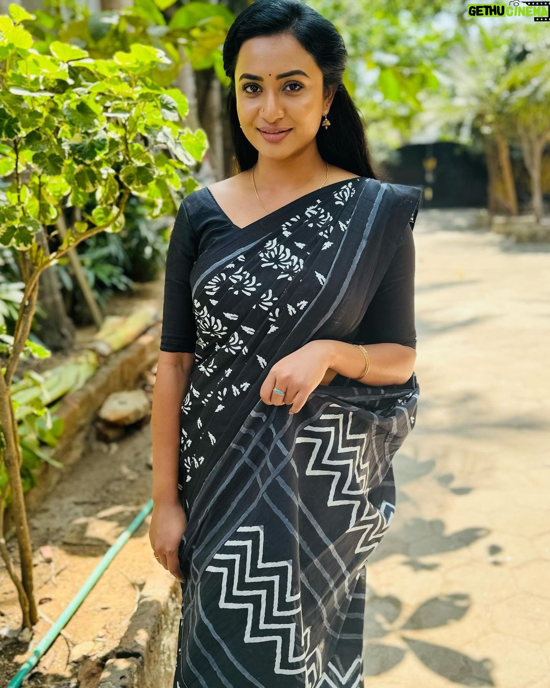 Janani Ashok Kumar Instagram - உன் காதலால் என்னுள் நூறு கனா ☺️🫠❤️🫶🏼 Saree: @chettinad_sarees 📸 : @dhachayani44 Chennai, India