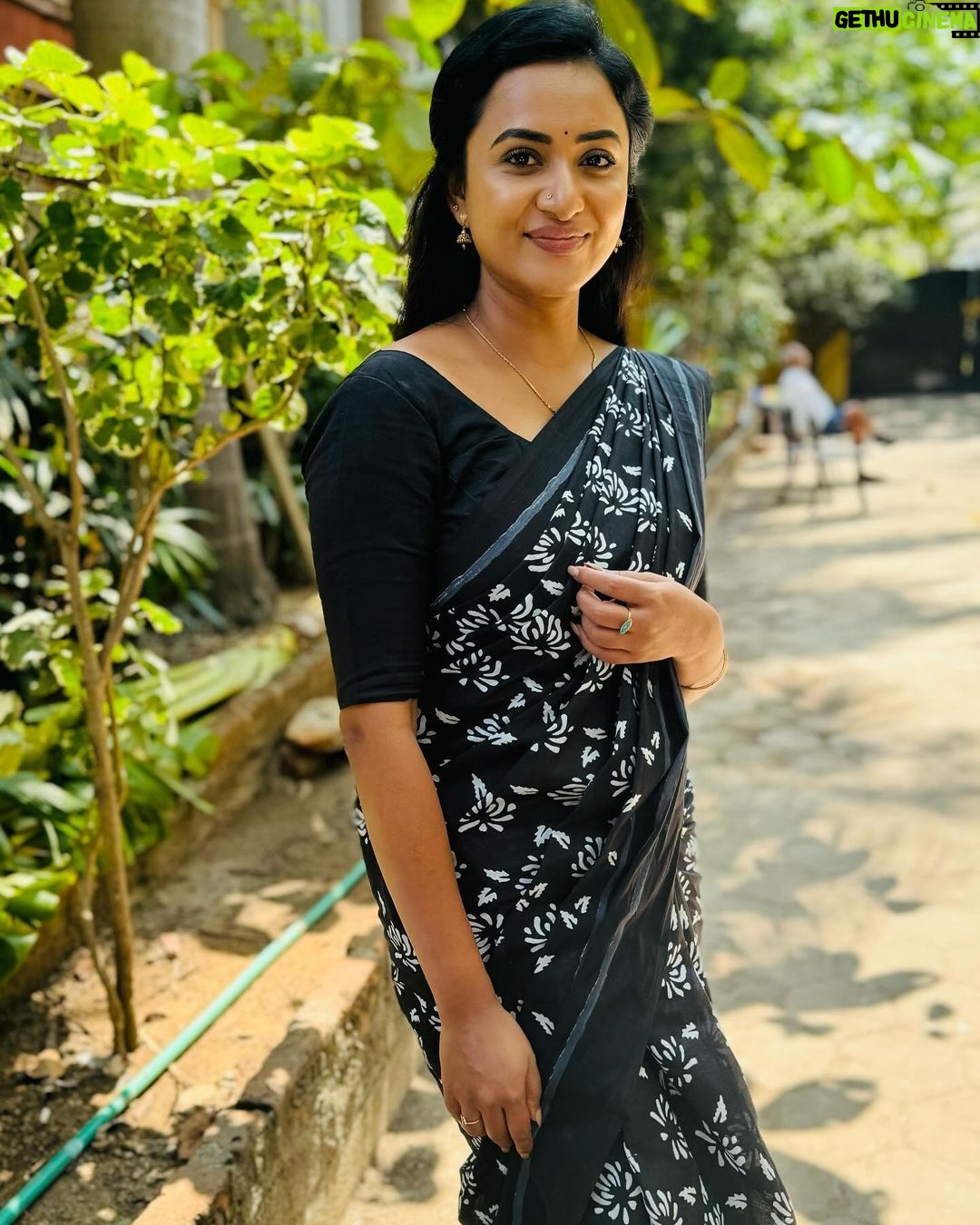 Janani Ashok Kumar Instagram - உன் காதலால் என்னுள் நூறு கனா ☺️🫠❤️🫶🏼 Saree: @chettinad_sarees 📸 : @dhachayani44 Chennai, India