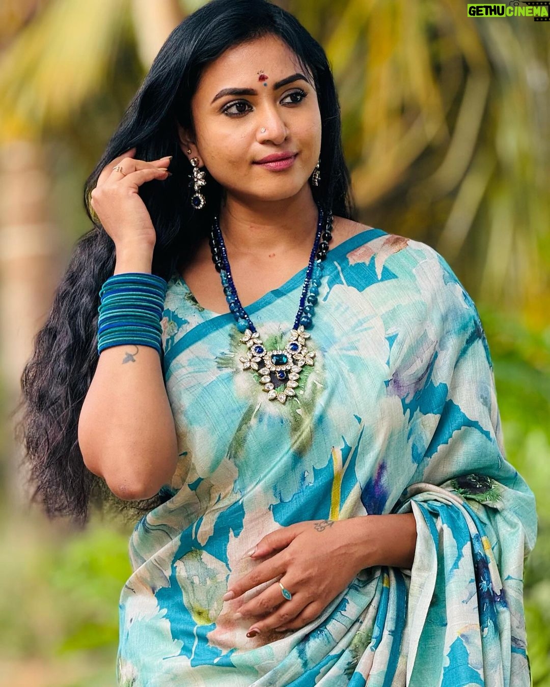Janani Ashok Kumar Instagram - எதிரினில் நான் எரிகிற நான்… உதிர்ந்திடும் மழைச்சரம் நீயே… ஒருமுறை அல்ல முதல்முறை அல்ல… தினம்தினம் என்னை சூழும் தீ… - 📸: @visnu.sarwin Accessories: @methurna_collections Coimbatore, Tamil Nadu