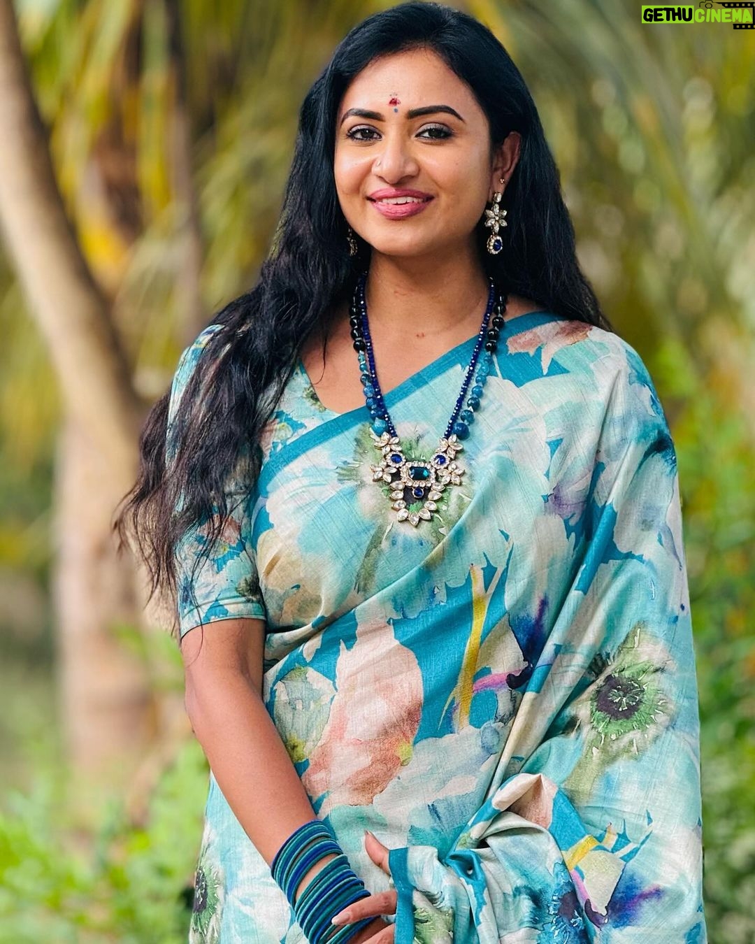 Janani Ashok Kumar Instagram - எதிரினில் நான் எரிகிற நான்… உதிர்ந்திடும் மழைச்சரம் நீயே… ஒருமுறை அல்ல முதல்முறை அல்ல… தினம்தினம் என்னை சூழும் தீ… - 📸: @visnu.sarwin Accessories: @methurna_collections Coimbatore, Tamil Nadu