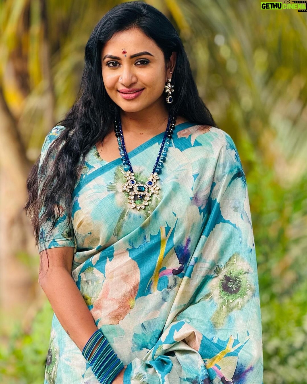 Janani Ashok Kumar Instagram - எதிரினில் நான் எரிகிற நான்… உதிர்ந்திடும் மழைச்சரம் நீயே… ஒருமுறை அல்ல முதல்முறை அல்ல… தினம்தினம் என்னை சூழும் தீ… - 📸: @visnu.sarwin Accessories: @methurna_collections Coimbatore, Tamil Nadu
