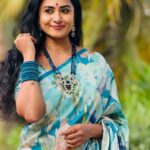 Janani Ashok Kumar Instagram - எதிரினில் நான் எரிகிற நான்… உதிர்ந்திடும் மழைச்சரம் நீயே… ஒருமுறை அல்ல முதல்முறை அல்ல… தினம்தினம் என்னை சூழும் தீ… - 📸: @visnu.sarwin Accessories: @methurna_collections Coimbatore, Tamil Nadu