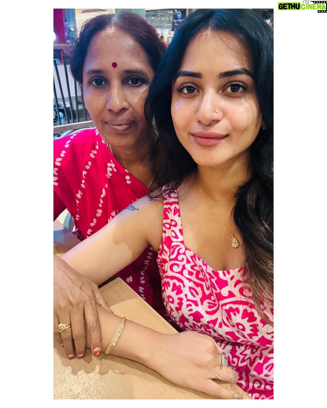 Janani Ashok Kumar Instagram - “அம்மா”- என் உயிருள்ள மூன்றெழுத்துக் கவிதை..! Chennai, India