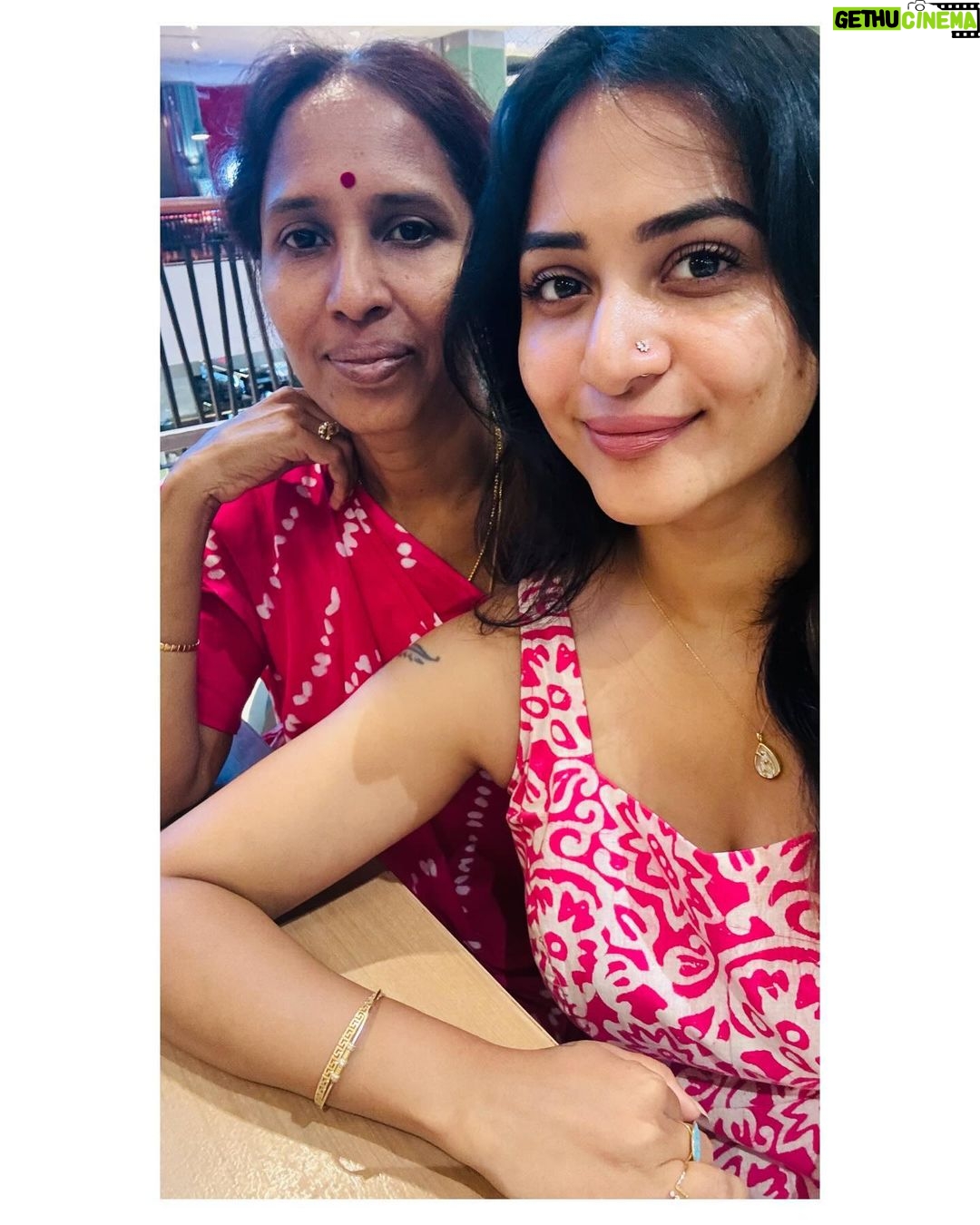 Janani Ashok Kumar Instagram - “அம்மா”- என் உயிருள்ள மூன்றெழுத்துக் கவிதை..! Chennai, India