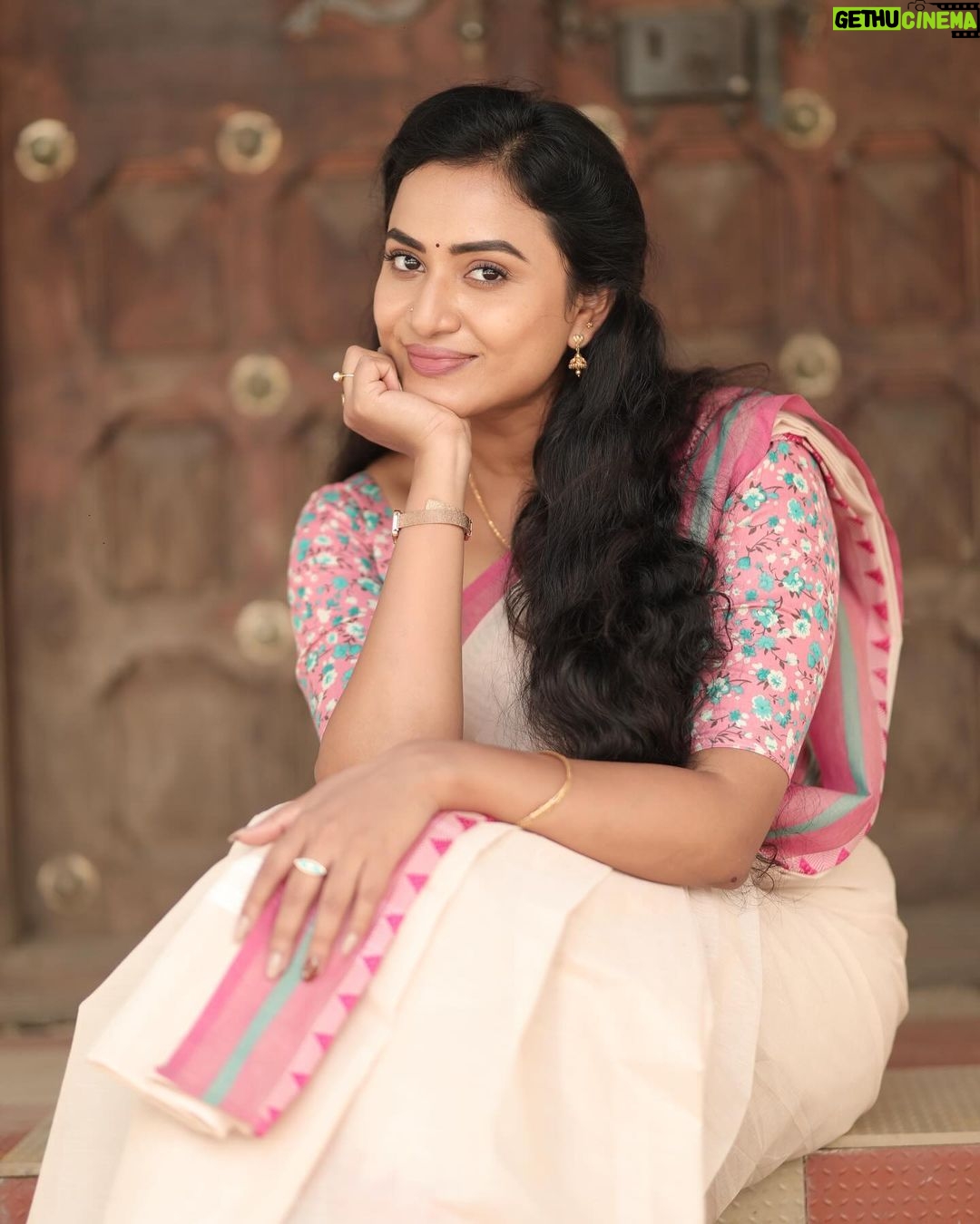 Janani Ashok Kumar Instagram - அவன் போகும் பாதை நிழல் போல செல்லும் ✨💫🫠 - 📸: @viki_pixer Chennai, India