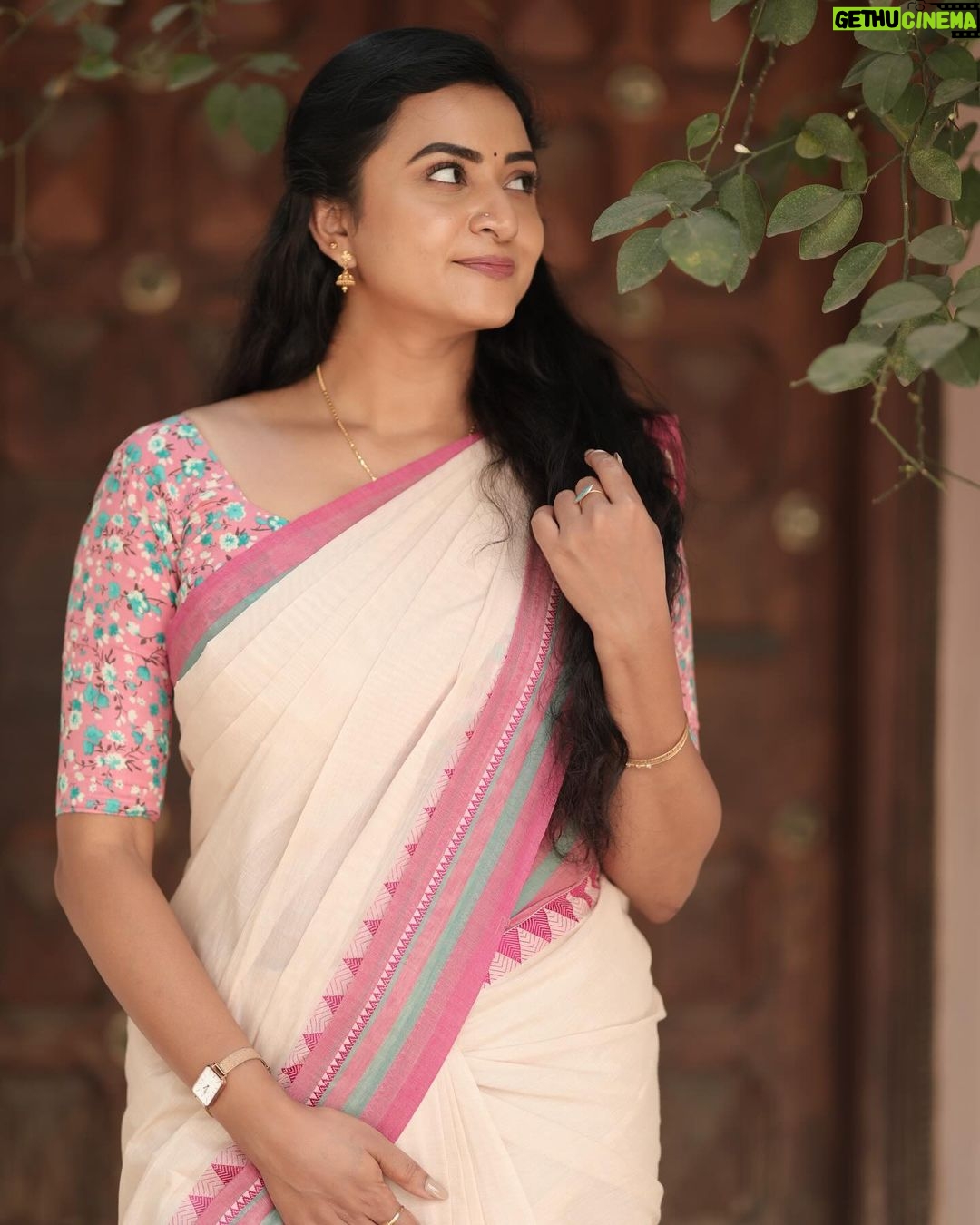 Janani Ashok Kumar Instagram - அவன் போகும் பாதை நிழல் போல செல்லும் ✨💫🫠 - 📸: @viki_pixer Chennai, India