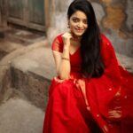Janani Iyer Instagram - The right shade of red makes all the difference! Saree- @thepallushop Shot by @murlee_photography Team @vb_views @vignesh_venkadesan @pradeepwilliams05