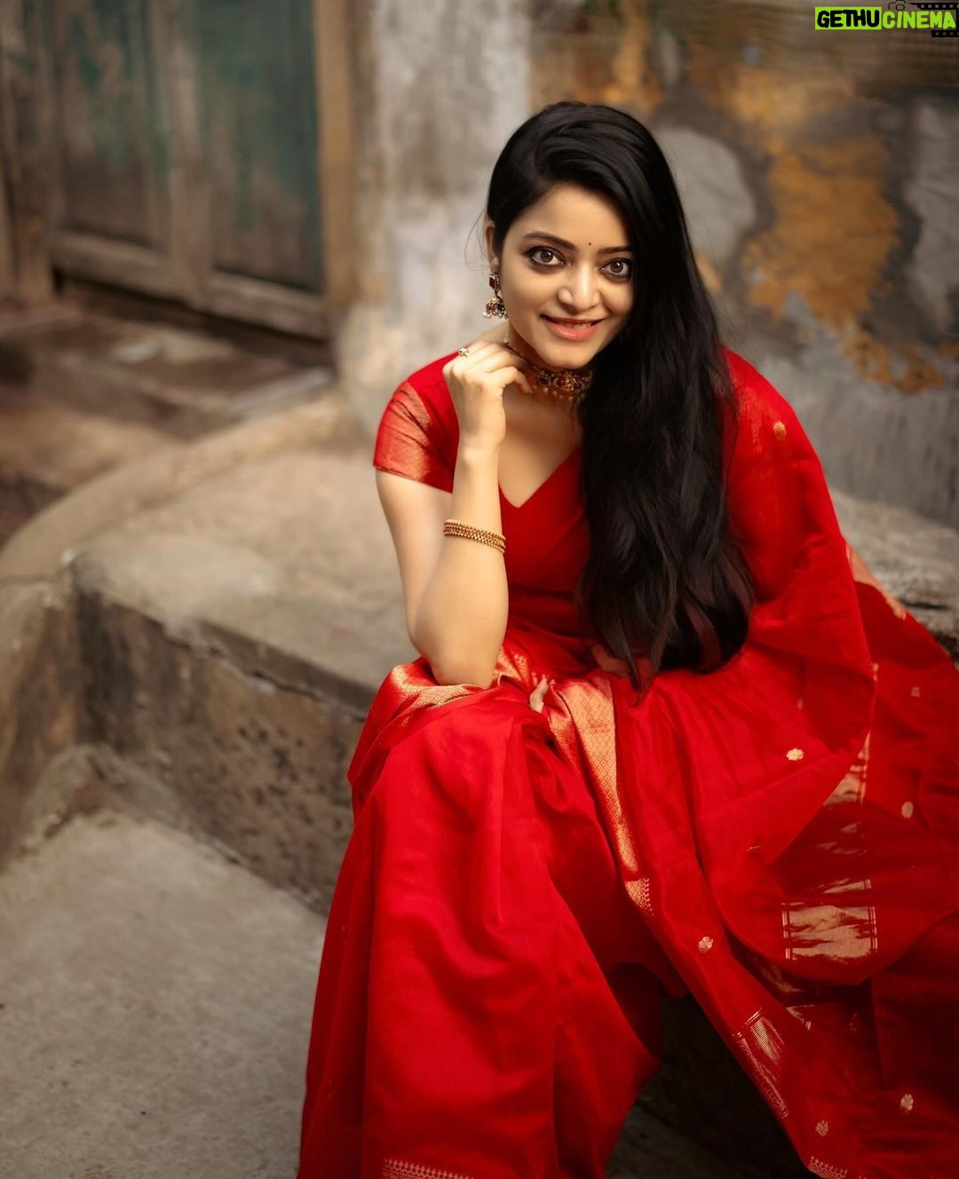 Janani Iyer Instagram - The right shade of red makes all the difference! Saree- @thepallushop Shot by @murlee_photography Team @vb_views @vignesh_venkadesan @pradeepwilliams05