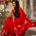 Janani Iyer Instagram - The right shade of red makes all the difference! Saree- @thepallushop Shot by @murlee_photography Team @vb_views @vignesh_venkadesan @pradeepwilliams05