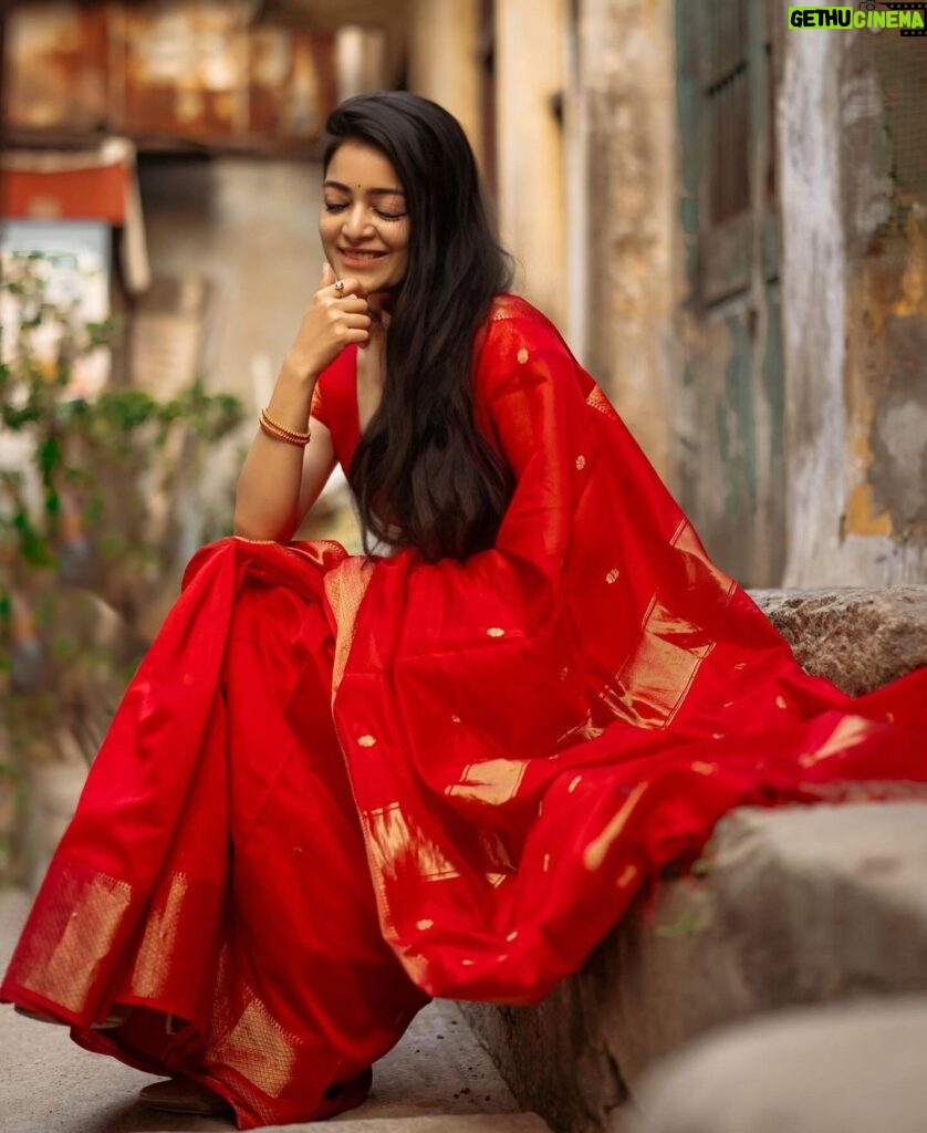 Janani Iyer Instagram - The right shade of red makes all the difference! Saree- @thepallushop Shot by @murlee_photography Team @vb_views @vignesh_venkadesan @pradeepwilliams05