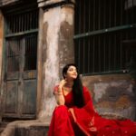Janani Iyer Instagram - Just a touch of red! Saree- @thepallushop Shot by - @murlee_photography Team @vb_views @vignesh_venkadesan @pradeepwilliams05 Mylapore