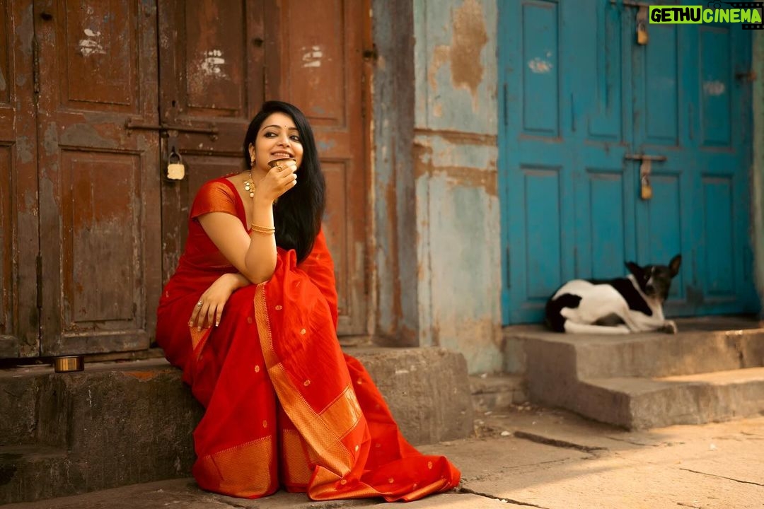 Janani Iyer Instagram - CAPTION this! ⬆️ Saree- @thepallushop Jewellery- @adorebypriyanka Shot by @murlee_photography Team @vb_views @vignesh_venkadesan @pradeepwilliams05