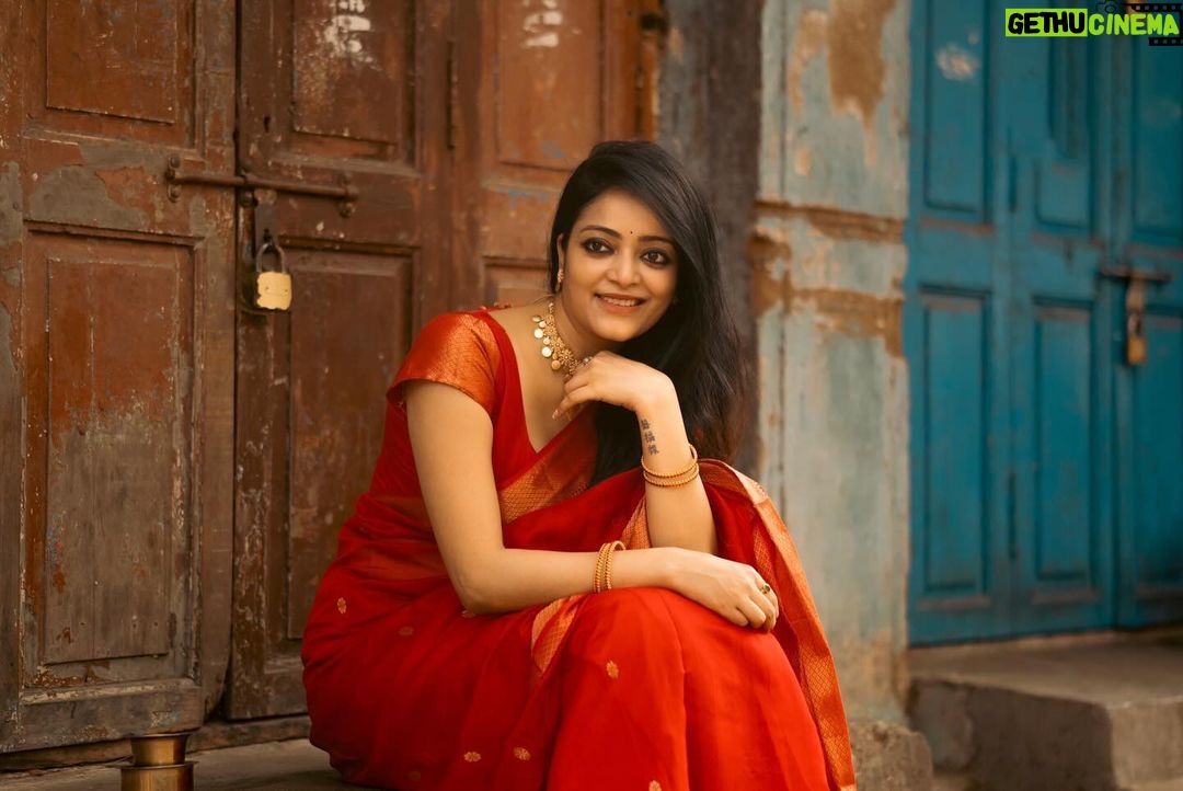 Janani Iyer Instagram - CAPTION this! ⬆️ Saree- @thepallushop Jewellery- @adorebypriyanka Shot by @murlee_photography Team @vb_views @vignesh_venkadesan @pradeepwilliams05