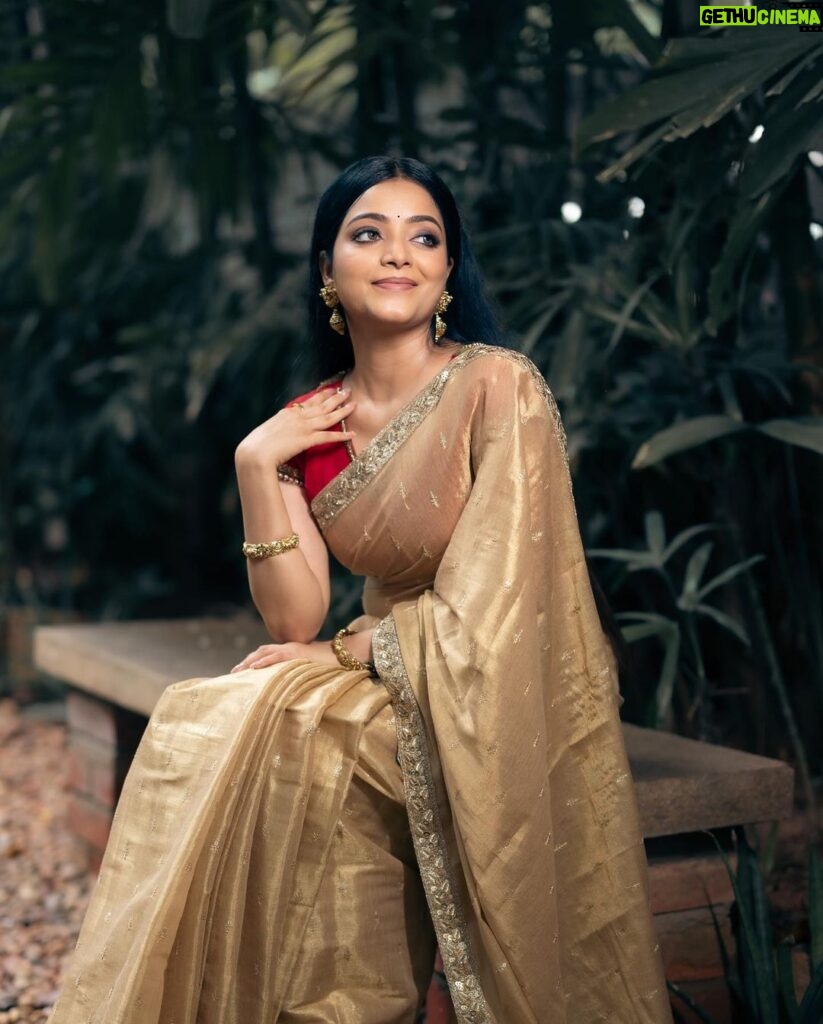 Janani Iyer Instagram - Happy Deepavali to you and your family! May this year's Deepavali be the most sparkling and unforgettable one for you. ✨🪔 Make up- @salomirdiamond Hair- @yuvarsmakeupartist Photographer- @parvathamsuhasphotography Saree - @varvidesigns Jewellery- @sagunthalajeweller Location- @lafayette.in