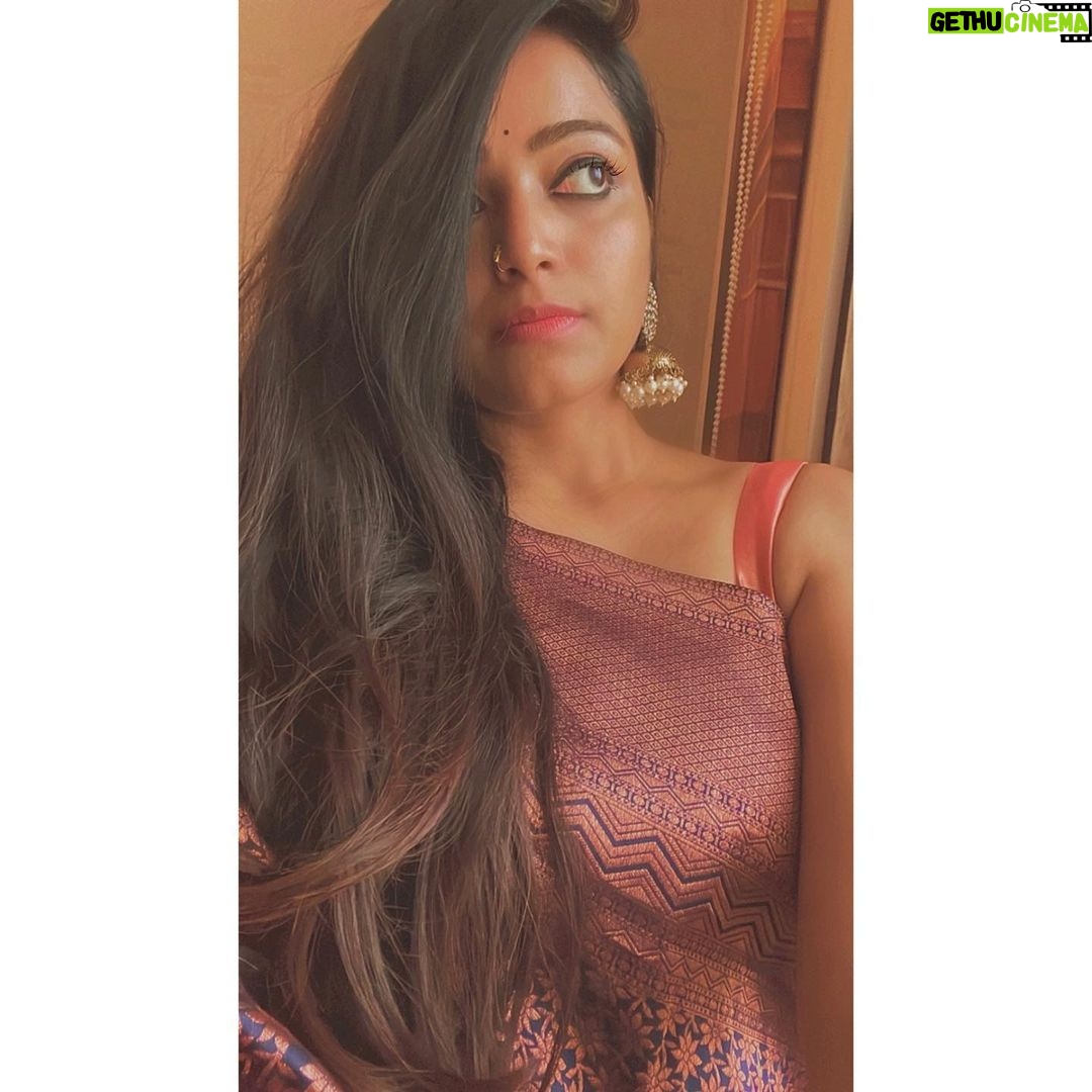 Janani Iyer Instagram - Weekend vibes! 🦋✨