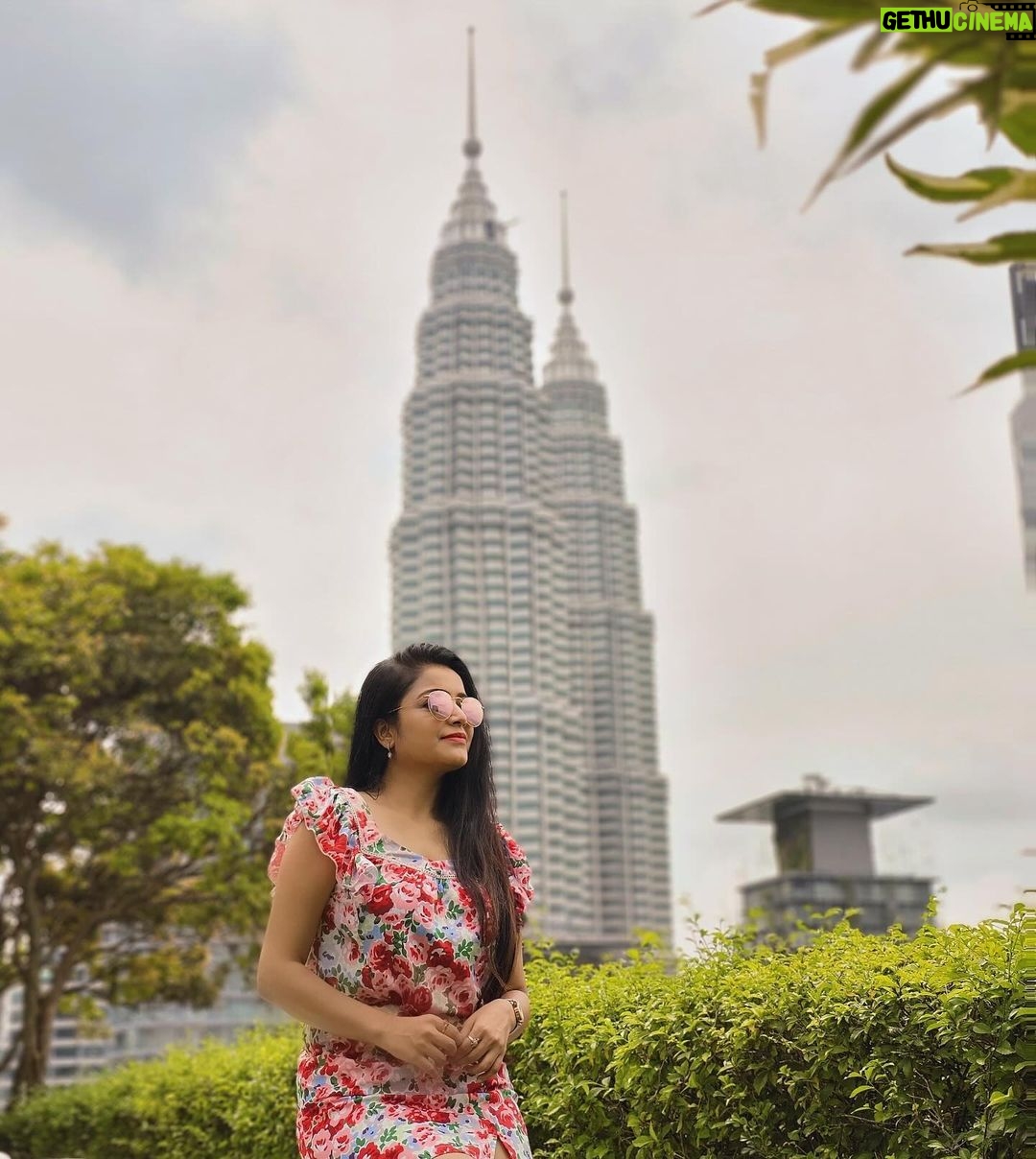 Janani Iyer Instagram - Meanwhile, in Kuala Lumpur… Photographer- @ganeshyoganathan #klcc #malaysia #petronastowers KLCC, Petronas Towers, Kuala Lumpur, Malaysia