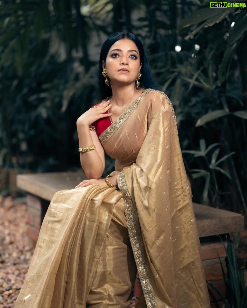 Janani Iyer Instagram - Happy Deepavali to you and your family! May this year's Deepavali be the most sparkling and unforgettable one for you. ✨🪔 Make up- @salomirdiamond Hair- @yuvarsmakeupartist Photographer- @parvathamsuhasphotography Saree - @varvidesigns Jewellery- @sagunthalajeweller Location- @lafayette.in
