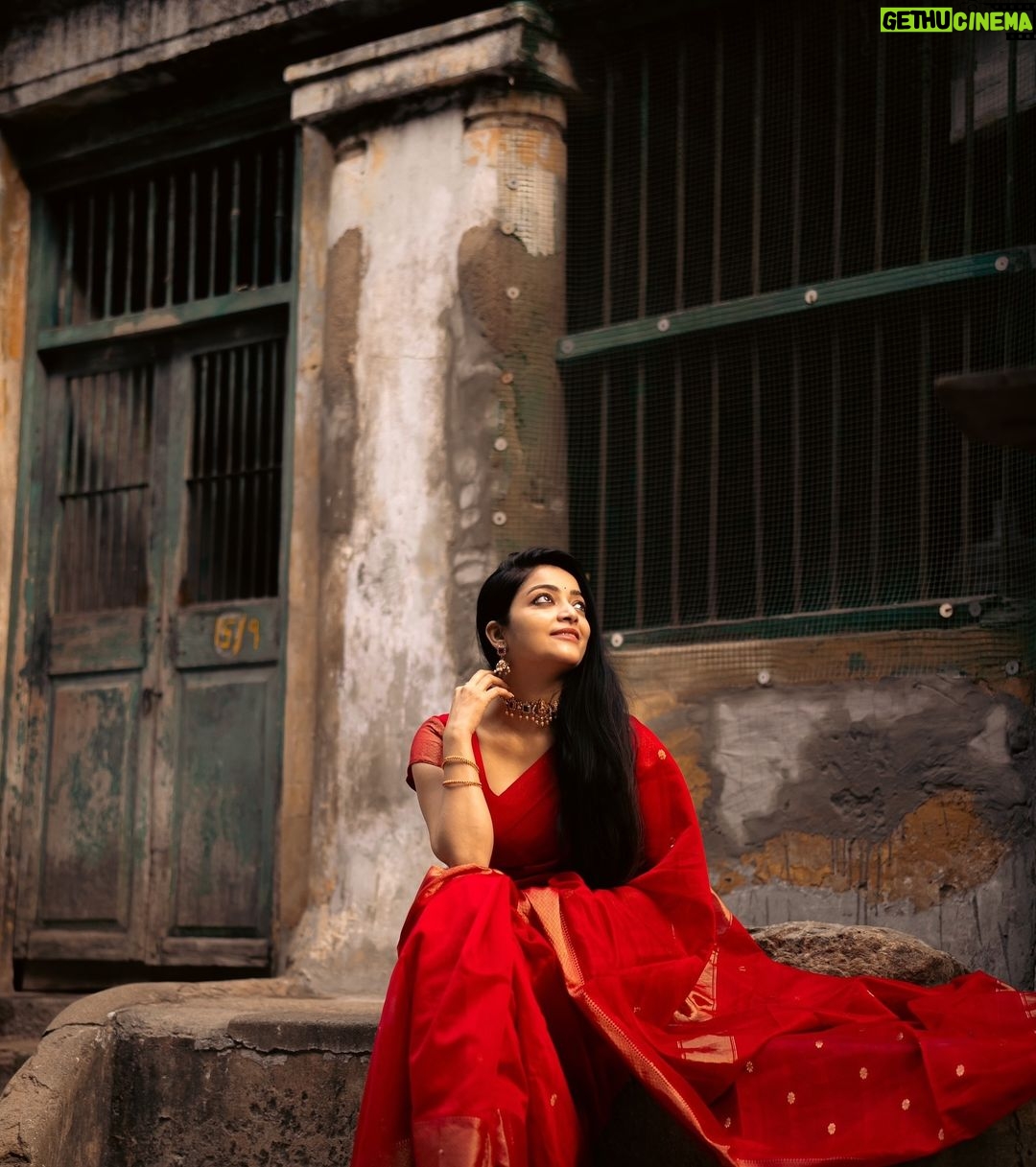 Janani Iyer Instagram - Just a touch of red! Saree- @thepallushop Shot by - @murlee_photography Team @vb_views @vignesh_venkadesan @pradeepwilliams05 Mylapore