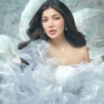 Jane De Leon Instagram - Like these amazing flowers, my life also blooms as I turned a year older. 🌷🤍 #BirthdayGirl