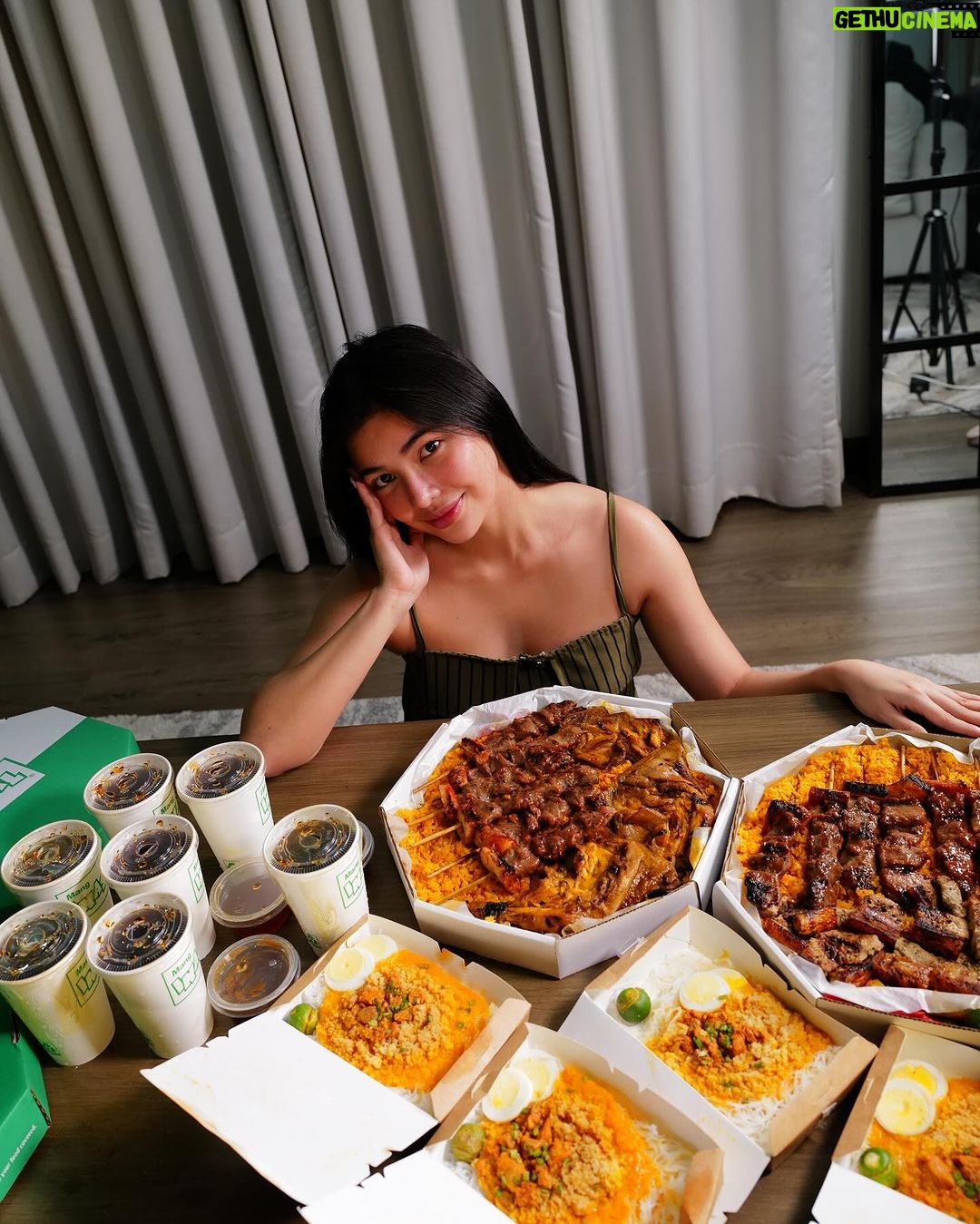 Jane De Leon Instagram - TIPID HACK: Sulitin ang Ihaw Fest ng Mang Inasal this October! π₯³π Nagpa-deliver ako today using the Mang Inasal delivery website ng Family Fiesta Bundle with all my Ihaw-Sarap favorites -- the Best-Tasting Chicken Inasal, juiciest Pork BBQ, and tender-grilled Liempo -- on top of Java Rice, plus drinks! And the best part this Ihaw Fest -- may dalawang FREE Palabok Solos ang order ko!!!π€© Kaya kung ako sa inyo, take advantage of #IhawFestWithMangInasal and avail of the Family Fiesta Bundle now for dine-in, takeout, and #MangInasalDELIVERY! ππ #ILoveMangInasal #MangInasal #MangInasalAt20