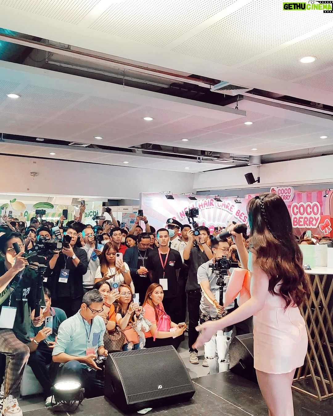 Jane De Leon Instagram - Kahit ayaw mo na, kaya ko pa! Loving the energy from yesterday's BeauCon! Always a pleasure to endorse my favorite drink #Freshies π Thanks to my stylist @cathsobrevega for matching my outfit with my favorite Freshies flavor melon πππ @freshiesph @deniseochoa @hairbybrentsales Megatrade Hall