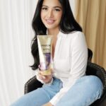 Jane De Leon Instagram - Just pure goodvibez everyday because my hair is in it’s ✨ less frizz era ✨ because of the new #PanteneSupplementConditioner @pantenephilippines