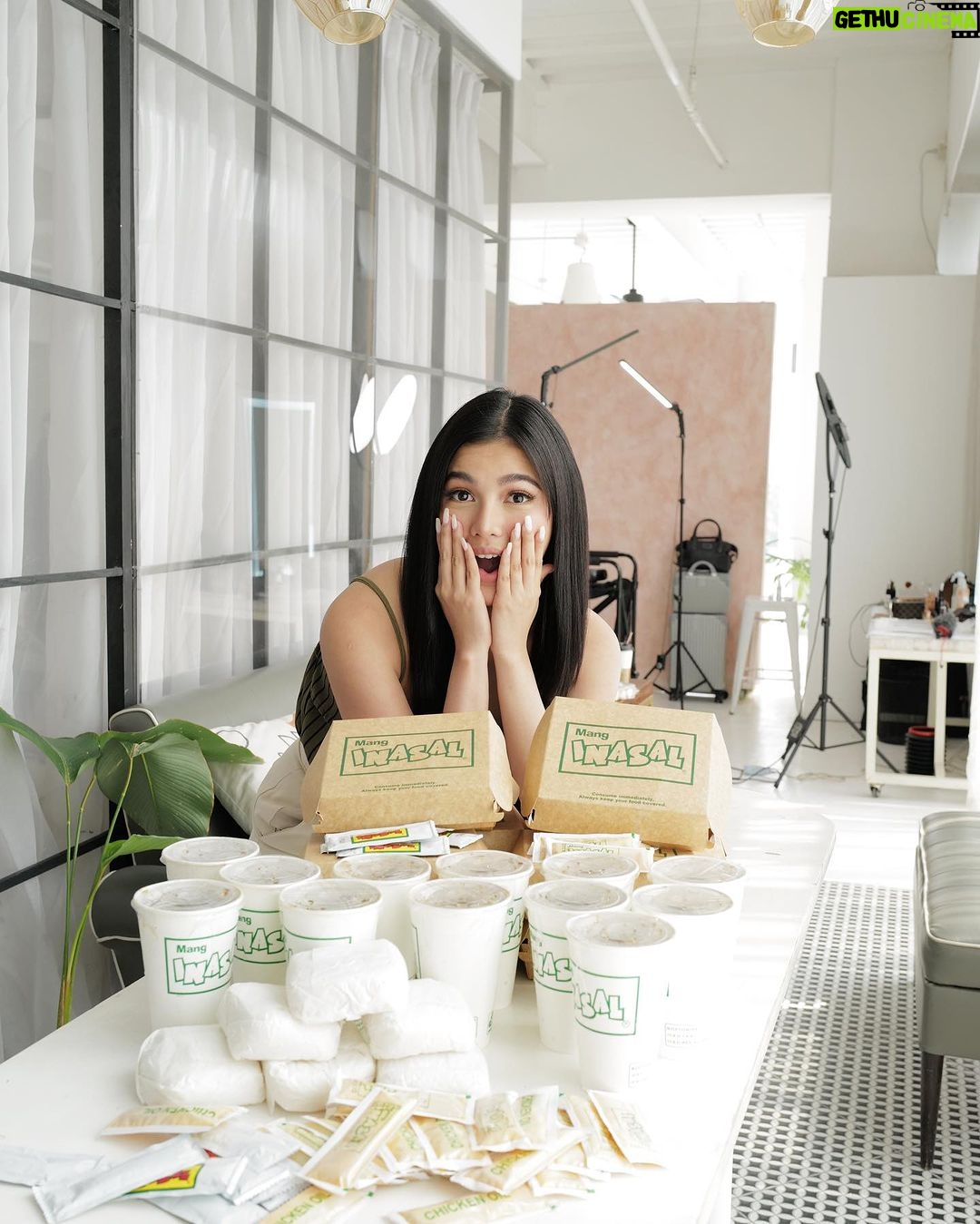 Jane De Leon Instagram - Bakit 🤸ang saya🤸 na naman ng 🤸 beshy ko?🤸 Siguradong happy tayo all day with the #BestTastingChickenInasal - #MangInasal dahil sa tamang timpla na tagos ang ihaw-sarap sa bawat kagat! Mas lalo pang pina-perfect yan kapag may kasamang chicken oil + toyo with calamansi at sili 🤤😋 Kaya, #LoveMangInasal the way I do mga beshy ko. Order na! Available sila for dine-in, takeout, or delivery! @iammanginasal
