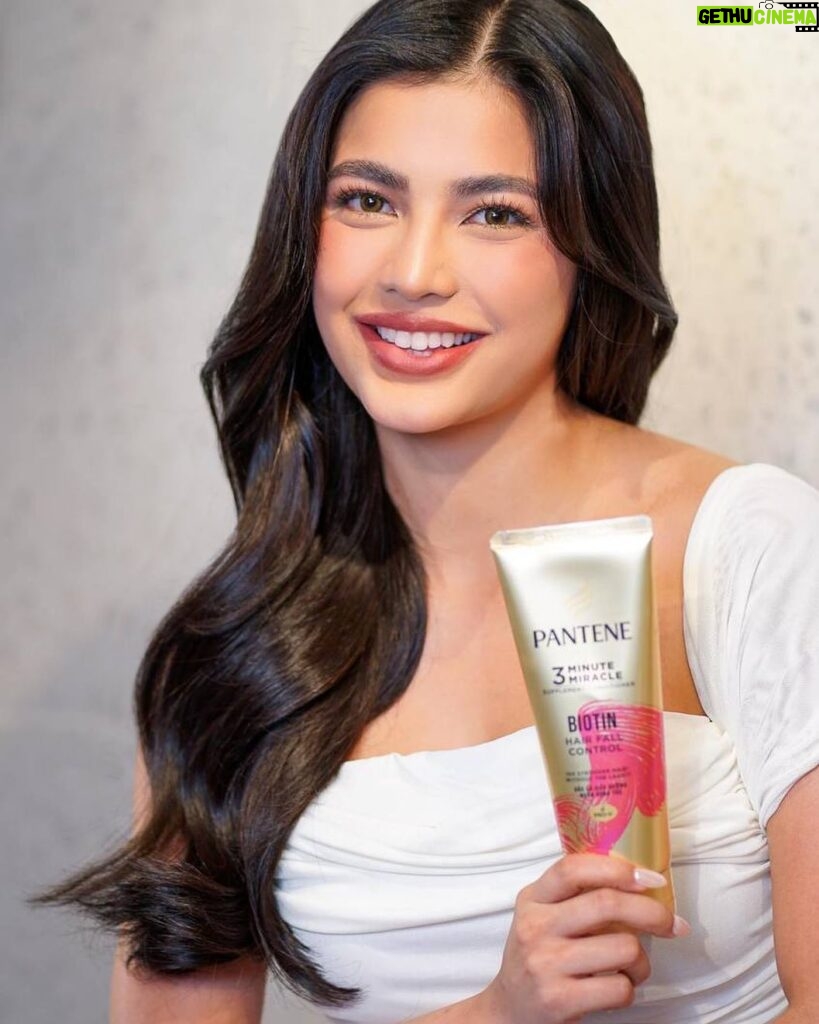 Jane De Leon Instagram - Rain or shine, I'm still in my best hair era thanks to @pantenephilippines! Worry less with less frizz and all-day smoothness with #PanteneSupplementConditioner!