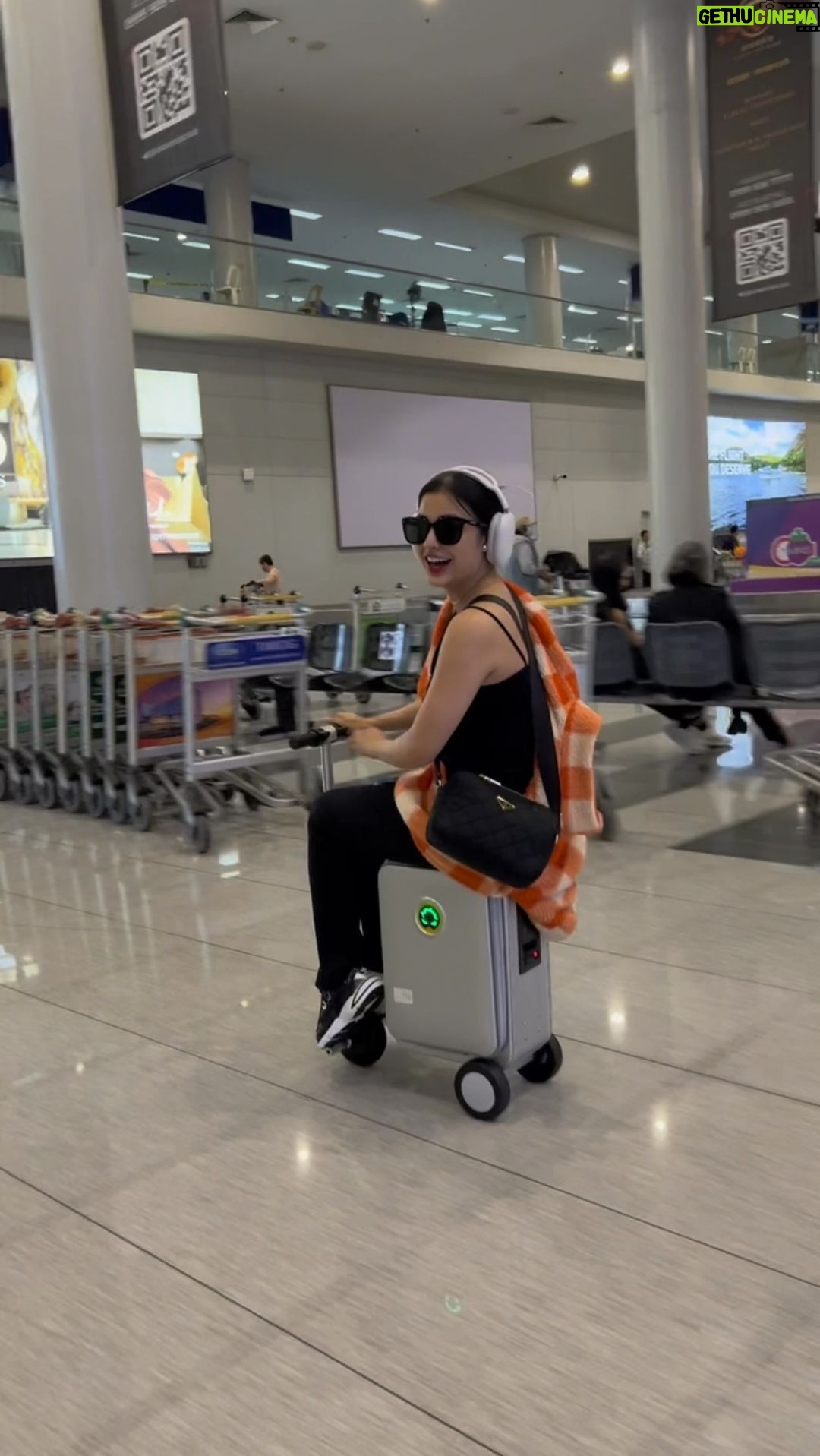 Jane De Leon Instagram - Pack your dreams, and let your luggage bag be the vessel to new horizons. I’ve been looking for a quality luggage bag the whole time and am glad that finally, it’s now available in the Philippines! Thank you @airwheel.ph for making my travel more convenient and fun. 💓