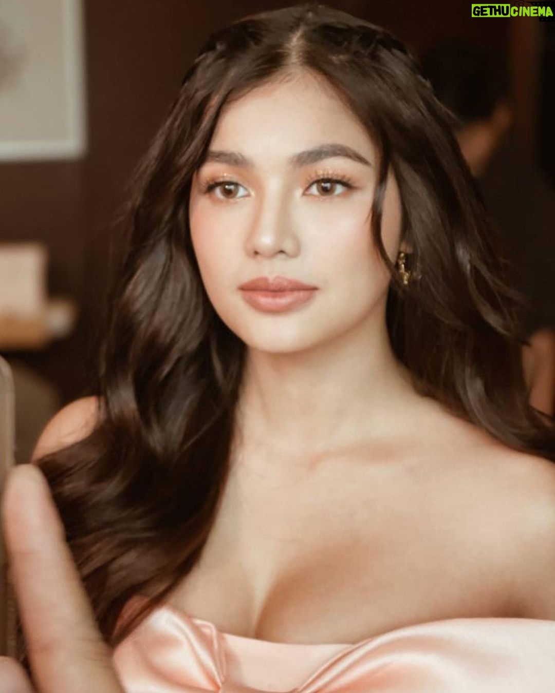 Jane De Leon Instagram - Kahit ayaw mo na, kaya ko pa! Loving the energy from yesterday's BeauCon! Always a pleasure to endorse my favorite drink #Freshies π Thanks to my stylist @cathsobrevega for matching my outfit with my favorite Freshies flavor melon πππ @freshiesph @deniseochoa @hairbybrentsales Megatrade Hall