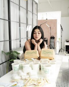 Jane De Leon Instagram - Bakit 🤸ang saya🤸 na naman ng 🤸 beshy ko?🤸 Siguradong happy tayo all day with the #BestTastingChickenInasal - #MangInasal dahil sa tamang timpla na tagos ang ihaw-sarap sa bawat kagat! Mas lalo pang pina-perfect yan kapag may kasamang chicken oil + toyo with calamansi at sili 🤤😋 Kaya, #LoveMangInasal the way I do mga beshy ko. Order na! Available sila for dine-in, takeout, or delivery! @iammanginasal