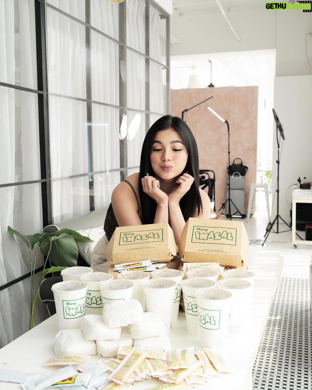 Jane De Leon Instagram - Bakit 🤸ang saya🤸 na naman ng 🤸 beshy ko?🤸 Siguradong happy tayo all day with the #BestTastingChickenInasal - #MangInasal dahil sa tamang timpla na tagos ang ihaw-sarap sa bawat kagat! Mas lalo pang pina-perfect yan kapag may kasamang chicken oil + toyo with calamansi at sili 🤤😋 Kaya, #LoveMangInasal the way I do mga beshy ko. Order na! Available sila for dine-in, takeout, or delivery! @iammanginasal